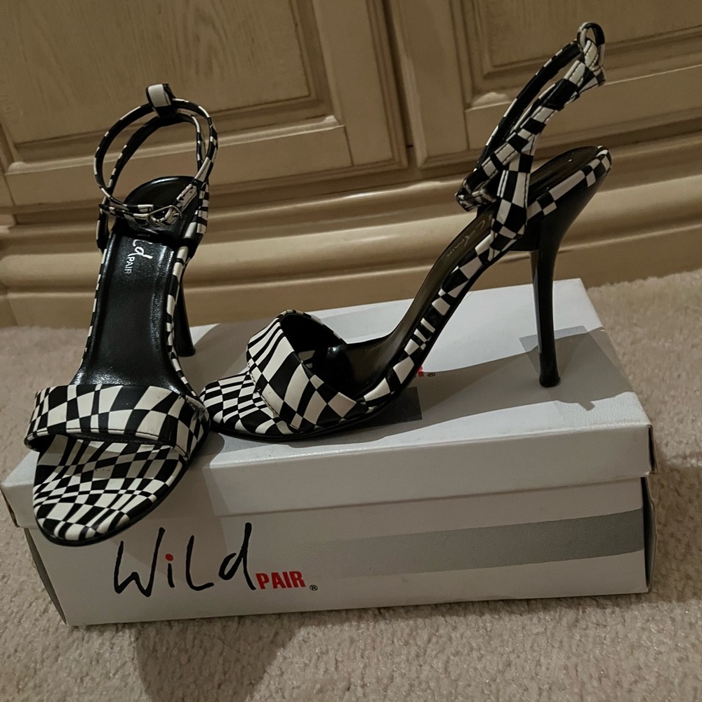 Euc Wild Pair Black & White Checker Pattern Sandals